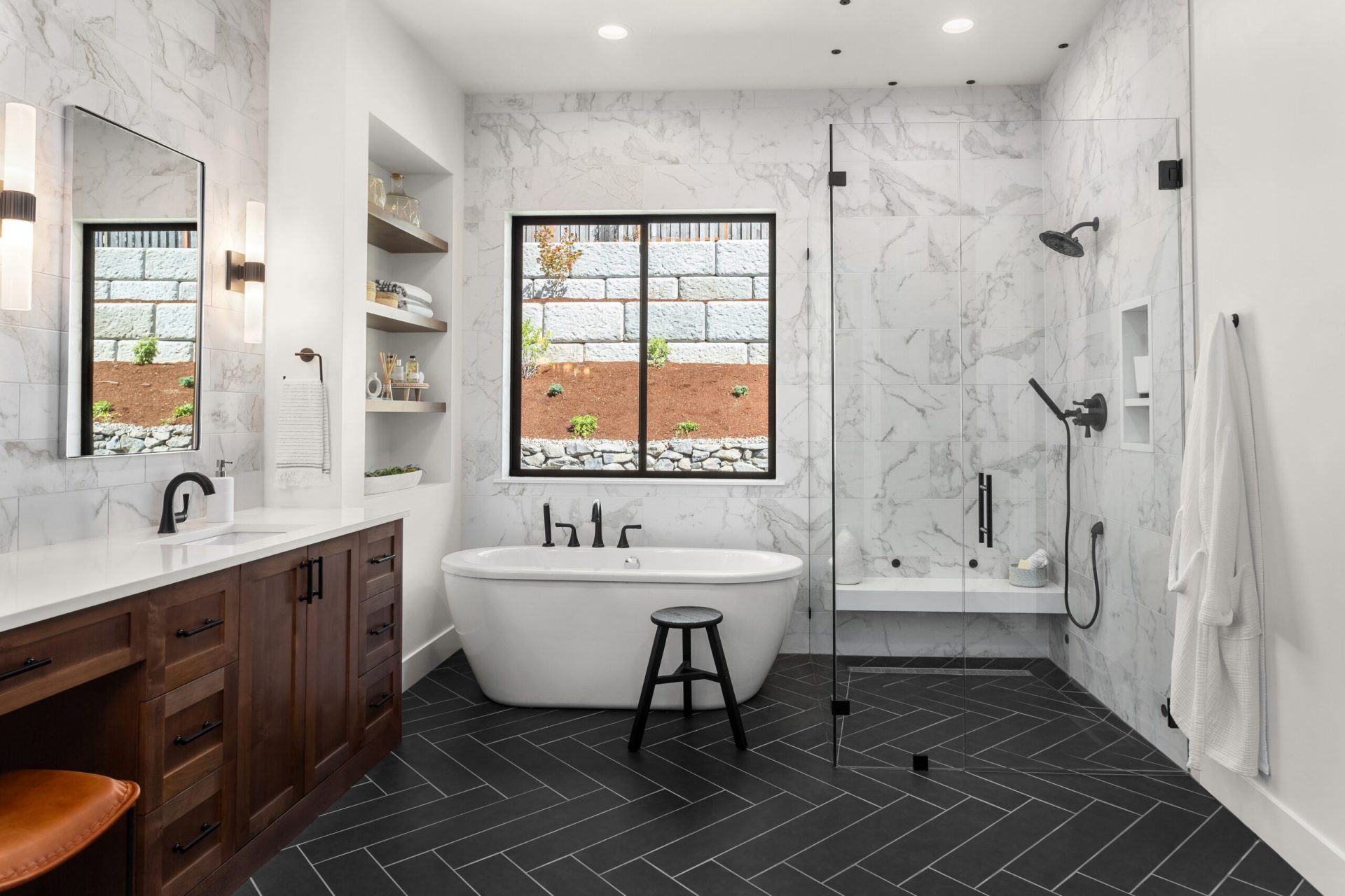 Beautiful,Bathroom,In,Luxury,Home,With,Double,Vanity,,Bathtub,,And