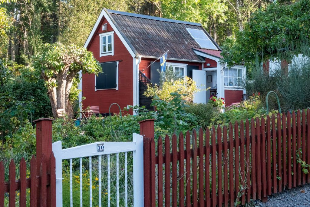 Walnut Creek, CA accessory dwelling unit (ADU) zoning requirements dictate minimum lot size, unit size, setbacks, parking, and height. ADUs may be attached or detached from the main home, and the city mandates a minimum one-meter side and rear setback. The maximum size is typically up to 74 square meters, and the unit cannot be taller than the main house. One additional off-street parking space is required unless the location is close to public transportation. The city limits ADU short-term rental. For the most up-to-date or special cases, contact the Planning Division directly. The primary dissertation provides complete information and advice according to municipal regulations. Key Takeaways Understanding the zoning classification and applicable district regulations in Walnut Creek is essential before planning an accessory dwelling unit. These rules directly impact eligibility, location, and design. Types of ADUs in Walnut Creek Differentiating between detached, attached, and junior ADUs lets property owners choose what best suits them. Each has its own size, setback, and aesthetic requirements that need to be satisfied for approval. Walnut Creek ADU permitting process is quite detailed and can be overwhelming, as it requires multiple phases, such as application, review, and payment of several fees. It needs thorough preparation and documentation in order to prevent delays. Site preparation, for example with regard to utility access confirmation, parking requirements, and fire safety standards, is an important stage that can impact project viability and expense. Building an ADU is a major financial commitment. You need to know the costs, property tax implications, and rental income potential to make sure it will be a solid investment. Being aware of changing regulations, the importance of preempting neighborhood concerns and preparing for construction or regulatory hurdles will allow homeowners to cut through the complexity of building an ADU in Walnut Creek.