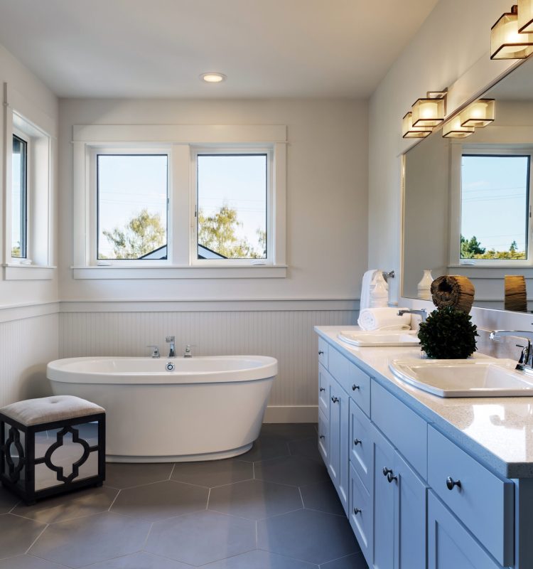 Bathtub and sinks in bathroom