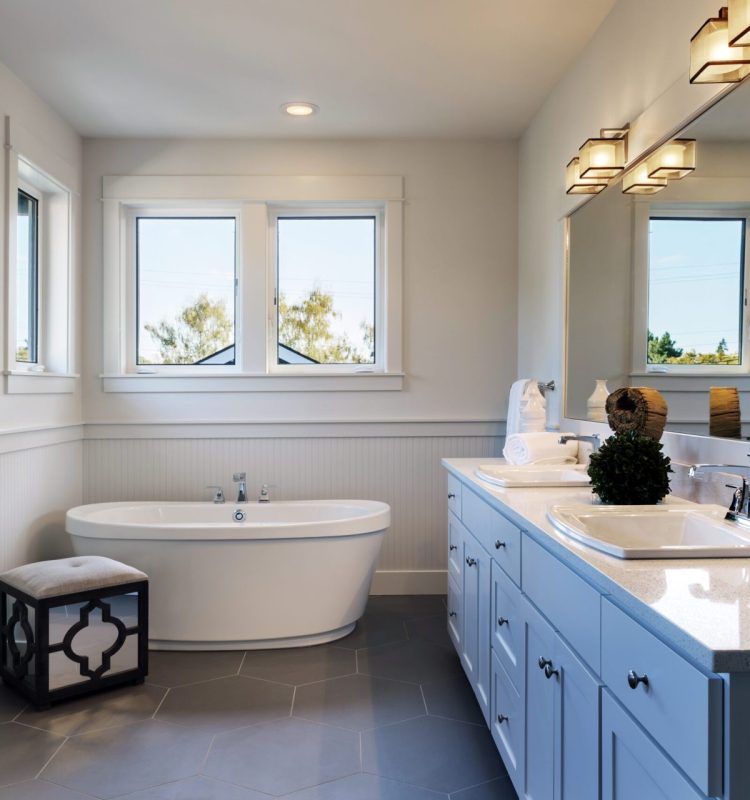 Bathtub and sinks in bathroom